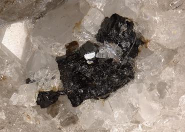 Nioboixiolite-(Fe3+)